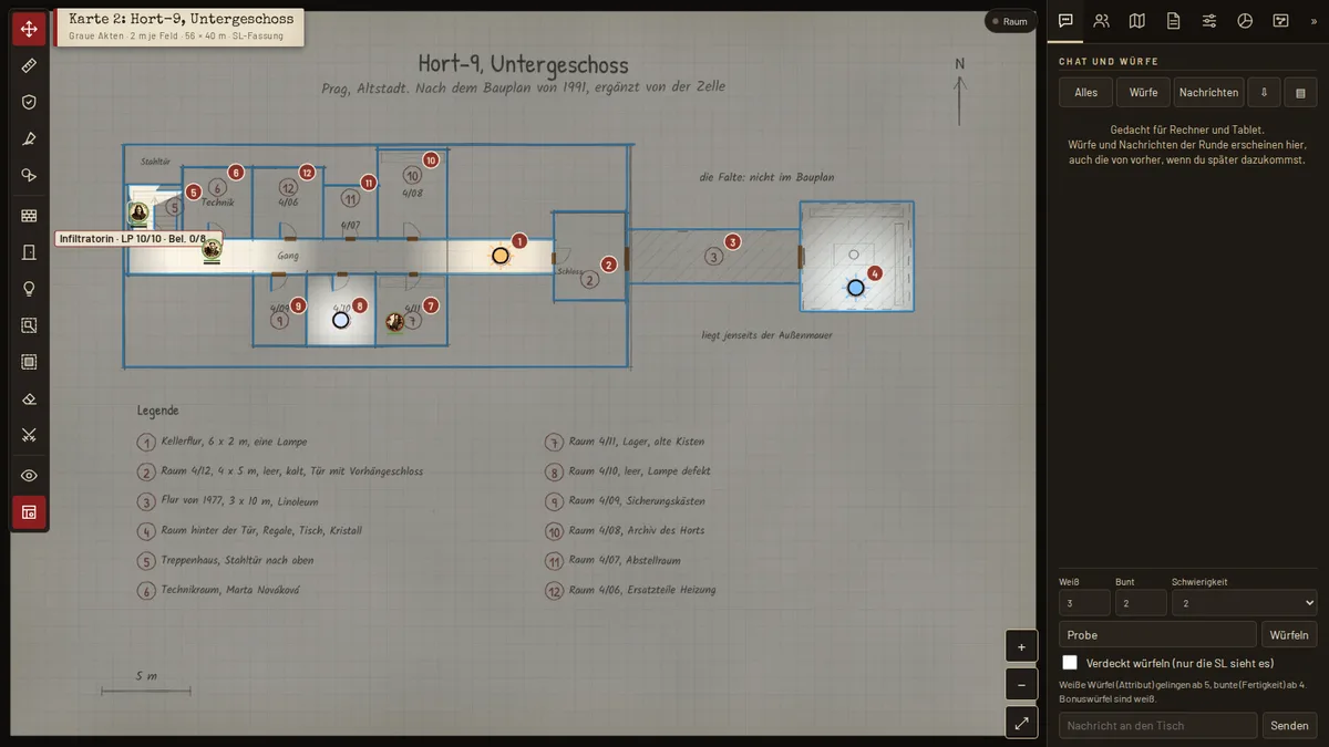 Der O.D.I.N.-Spieltisch im Browser: Grundriss von Hort-9 aus den Grauen Akten mit Figuren und Lichtkegeln, rechts Chat und Würfelfeld mit weißen und bunten Würfeln